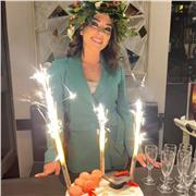 Laureata in lingue all'Università degli studi di Napoli Federico II, impartisce lezioni di francese da livello base ad avanzato